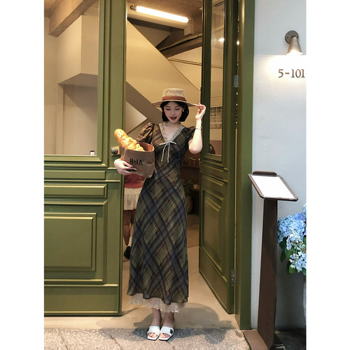 甜辣多多 复古格纹连衣裙女2026春夏新款显瘦蕾丝拼接长裙女Z3804