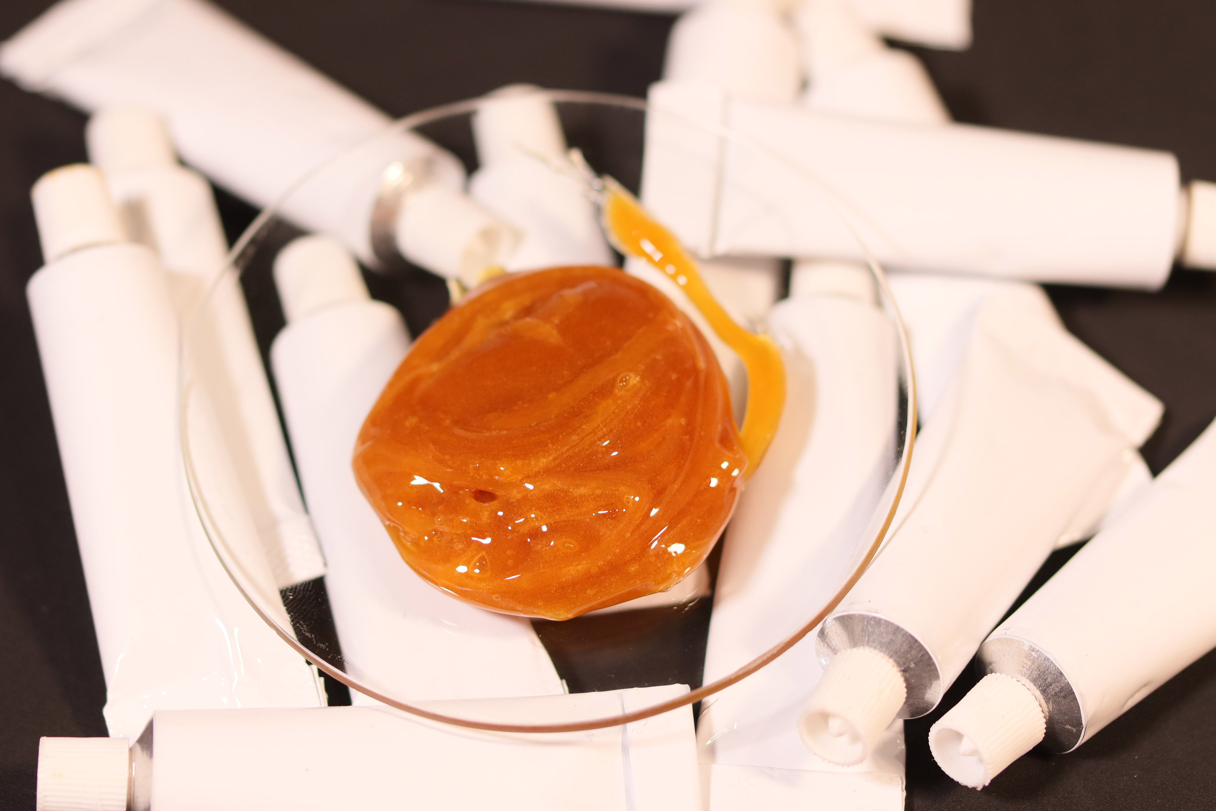 土蜂蜜为什么要熬制(为什么土蜂蜜是凝固的)