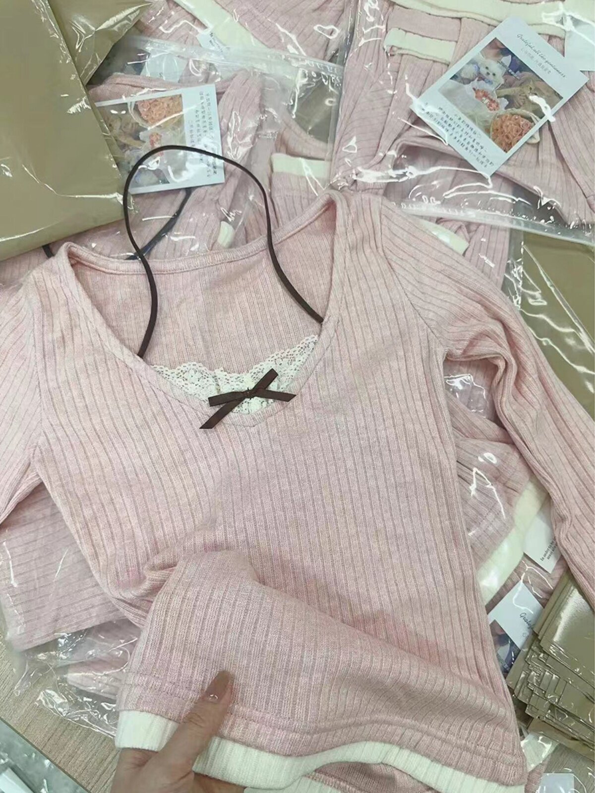 여성용 가짜 투피스 레이스 스플 라이스 홀터넥 긴팔 티셔츠 2024 새로운 디자인 시크하고 슬림하며 순수한 정욕 스타일 탑