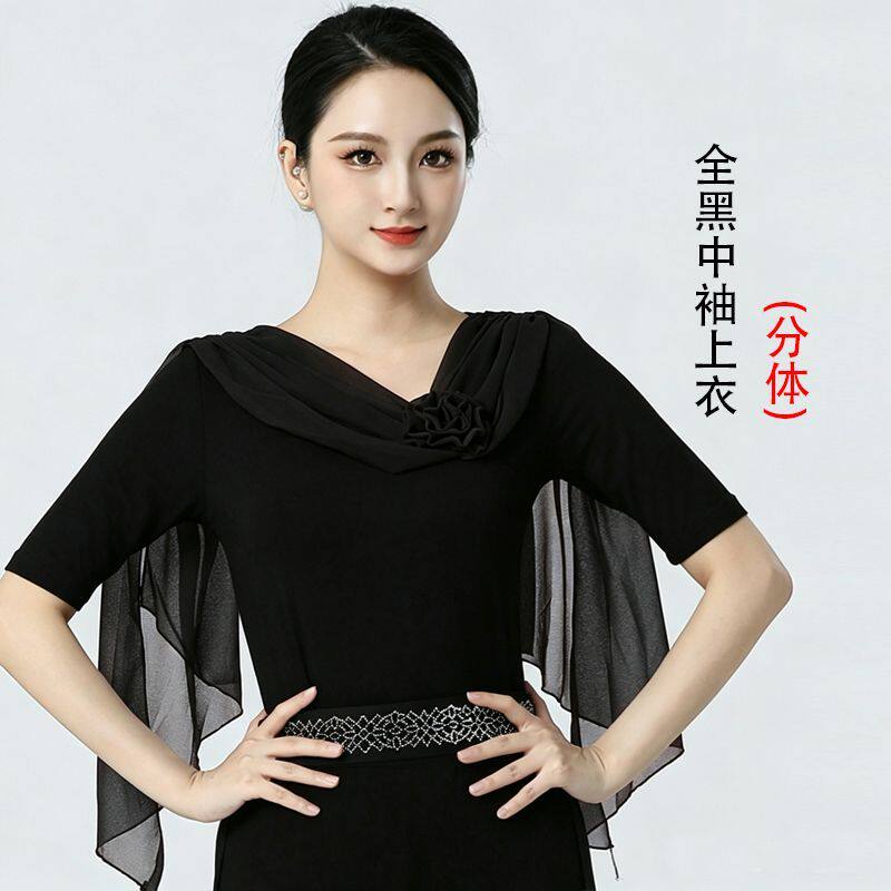 舞蹈服配红色纱巾优雅显