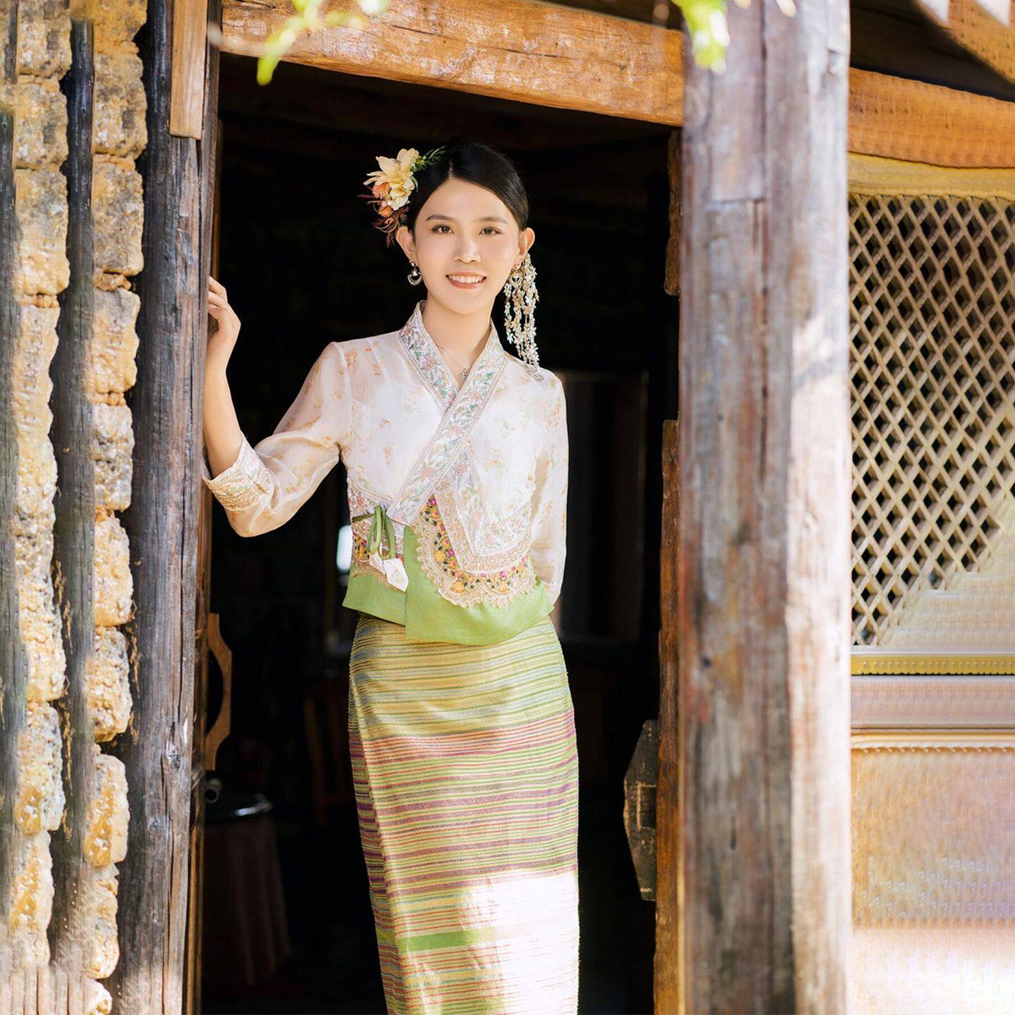 西双版纳傣族服装泼水节