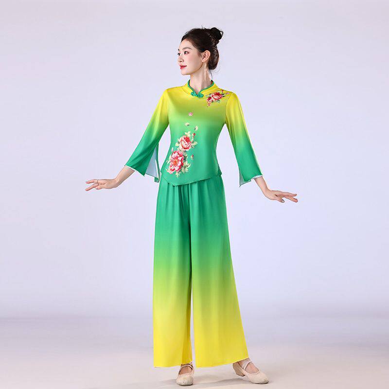 时尚广场演出服中国扇子