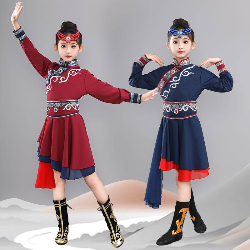 蒙古服女童表演白马演出