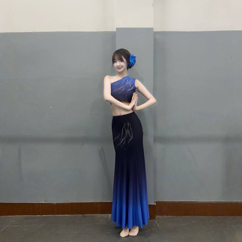 烫钻傣族舞蹈服装彩云之