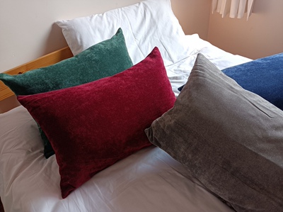 高密绒面丝滑抱枕靠垫