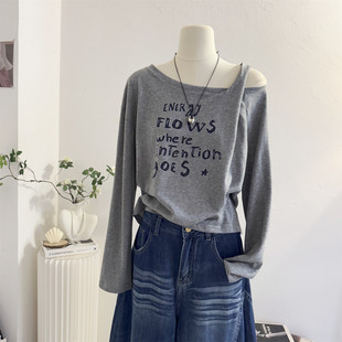 灰色斜领露肩字母印花长袖T恤女2026春季设计感宽松休闲韩系上衣