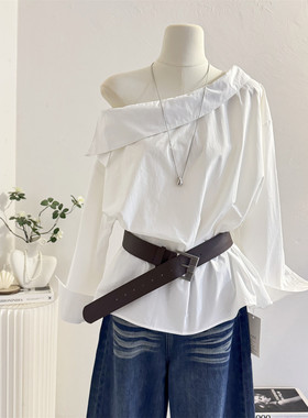 白色斜肩长袖衬衫女2026春季设计感小众斜领露肩衬衣腰带收腰上衣
