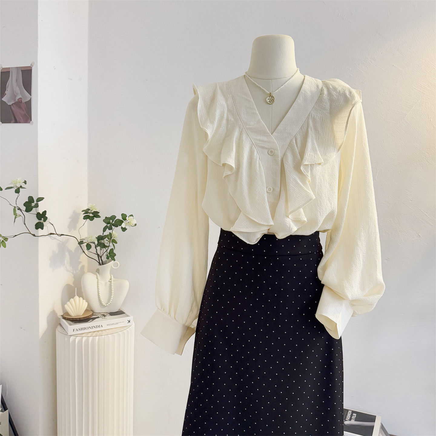 法式温柔风V领荷叶边长袖衬衫女2025秋设计感宽松灯笼袖小衫上衣