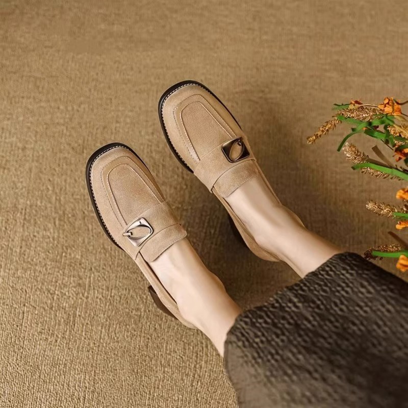 英伦风粗跟方头单鞋女2025年秋季新款覆古小皮鞋金属扣高跟鞋