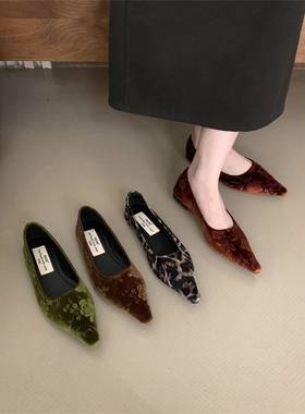 潮牌覆古尖头法式单鞋女春秋季2025新款气质平底配裙子丝绒平底鞋