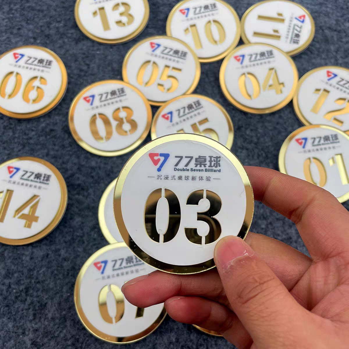 台球助教工牌别针工号胸牌桌球厅室俱乐部数字号码牌高端定制logo