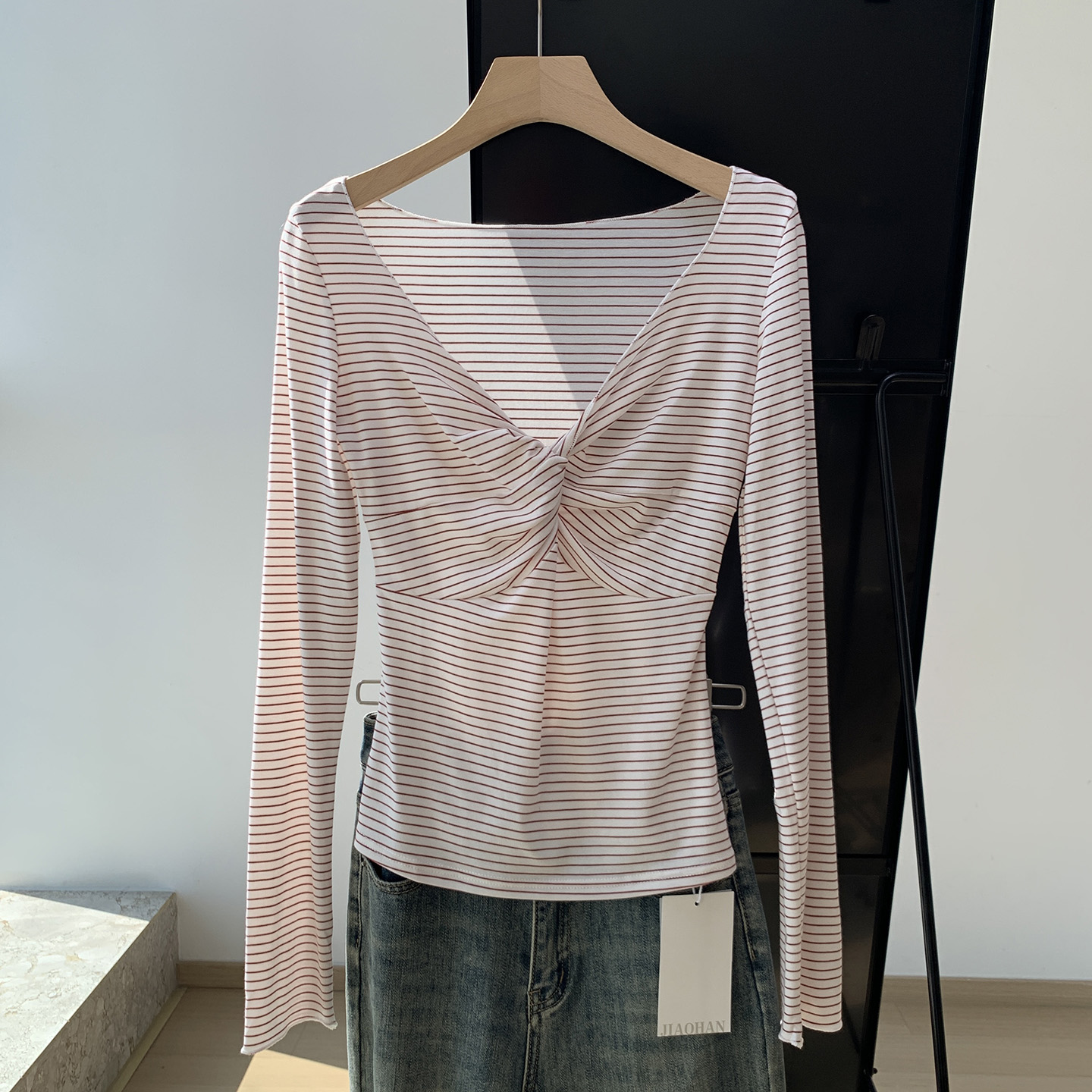 V领红白条纹扭结长袖正肩T恤女春秋韩系设计感修身显瘦打底衫上衣