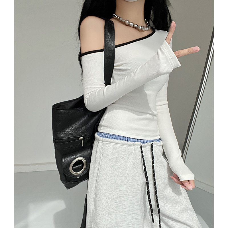 叛逆千金性感露肩美式黑白撞色斜领上衣女春秋修身长袖针织打底衫