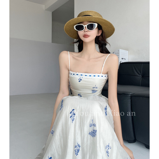 海盐少女~法式天丝刺绣蓝白碎花吊带连衣裙度假风长款收腰花苞裙