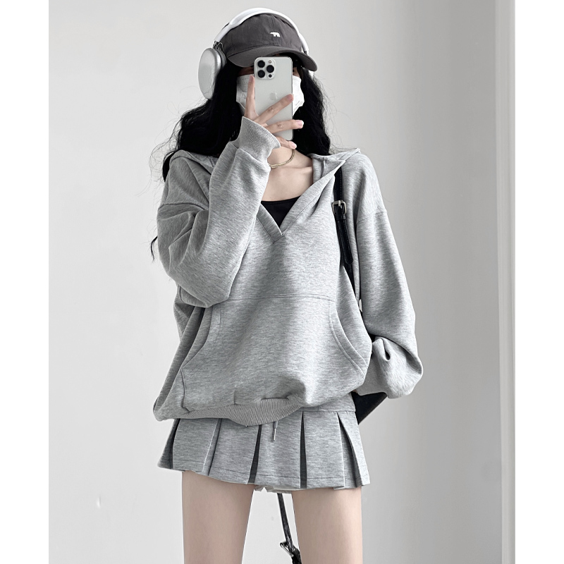 露思纯欲风露肩宽松卫衣短裙