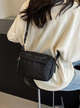 日系防水牛津布黑色小方包新款轻便休闲多口袋斜肩包男女手机挎包