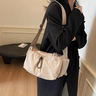 褶皱包包女式 休闲单肩包大容量斜挎包上课通勤包 2024新款 流行时尚
