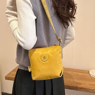 柠檬黄尼龙斜挎小包女2026新款休闲百搭通勤轻便手机单肩水桶包