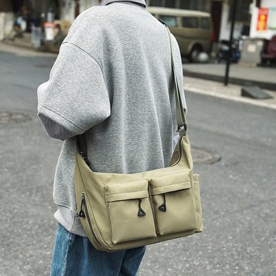 斜挎包男款休闲大容量通勤单肩包2025新款机能邮差包男士旅行背包