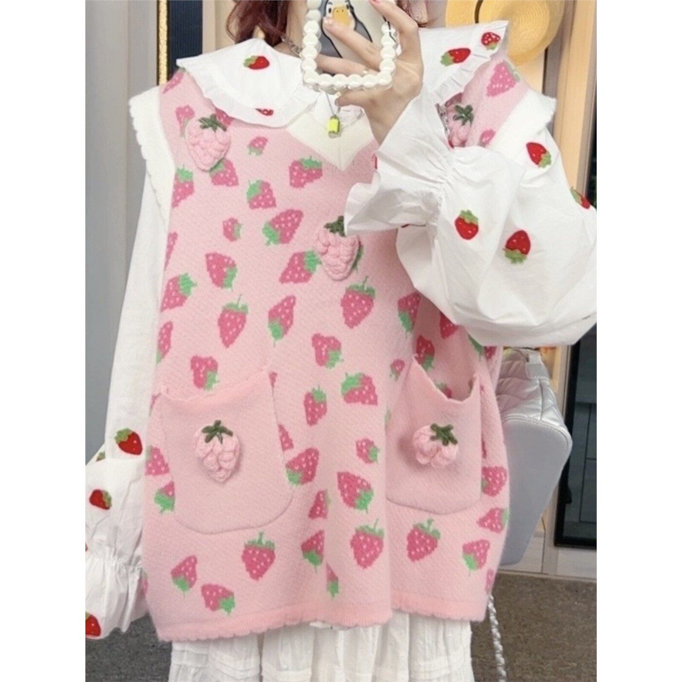 JIC胖土豆大尺寸粉红色草莓背心甜满草莓口袋V领小清新可爱的毛衣