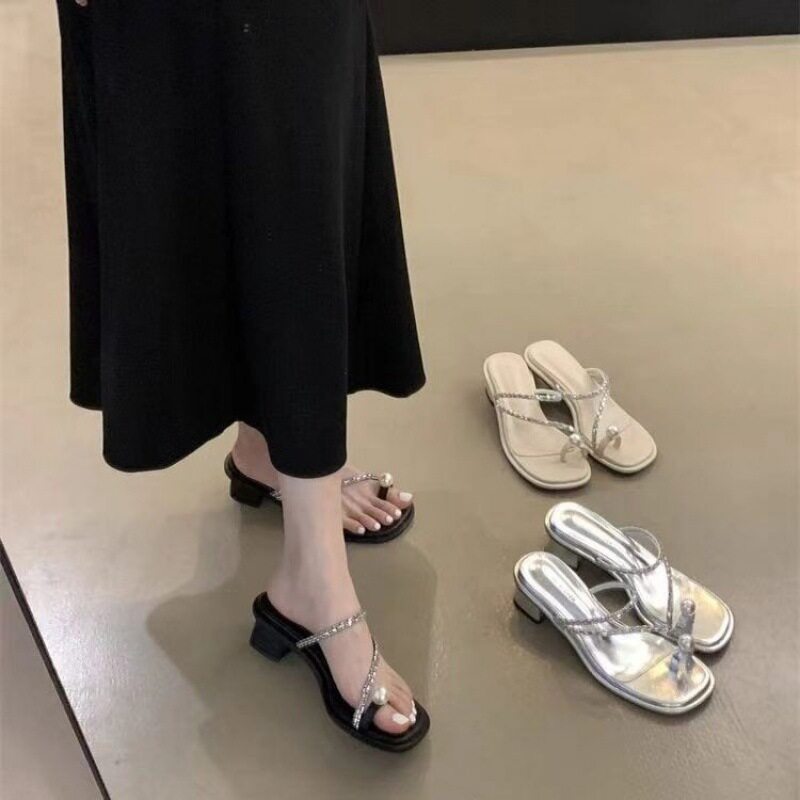 仙女风粗跟套趾珍珠凉拖鞋女外穿2026夏新款水钻中跟罗马夹趾凉鞋