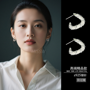 小米粒珍珠三角形耳钉2025新款爆款高级感耳圈简约通勤耳饰女耳环