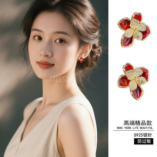 红色喜庆耳钉订婚结婚秋冬山茶花耳夹耳环2025新款独特漂亮耳饰女