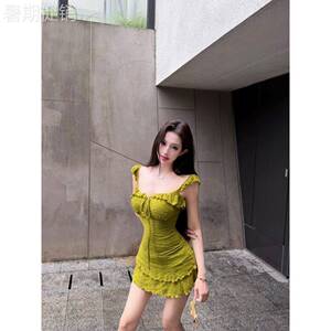 纯欲辣妹抹茶绿吊带连衣裙女夏季木耳边系带收腰包臀裙肌理感短裙