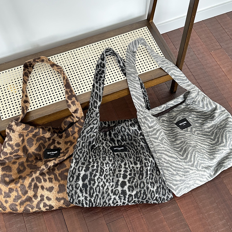 日本品质2025秋冬新款小众设计斑马纹斜挎包可爱圆角腋下包日常百