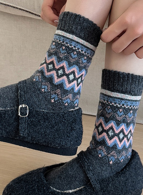 蝴蝶飞过沧海2025冬季羊毛袜女民族风中筒袜复古波纹费尔岛加绒DF