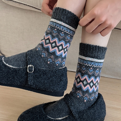 蝴蝶飞过沧海2025冬季羊毛袜女民族风中筒袜复古波纹费尔岛加绒DF