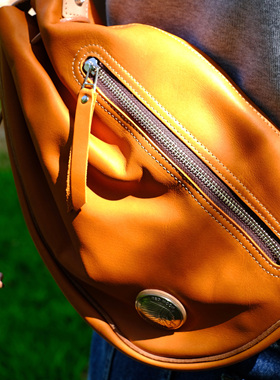 日本REDMOON红月STOMACH-BB饺子包牛皮月亮包斜挎机车胸包