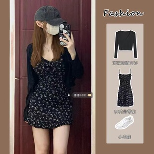 早春收腰显瘦短裙子 2025年新款 茶歇法式 黑色碎花吊带连衣裙女春装