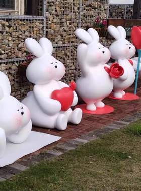 定制玻璃钢兔年网红IP吉祥物卡通雕塑室外商业街广场景观美陈兔子