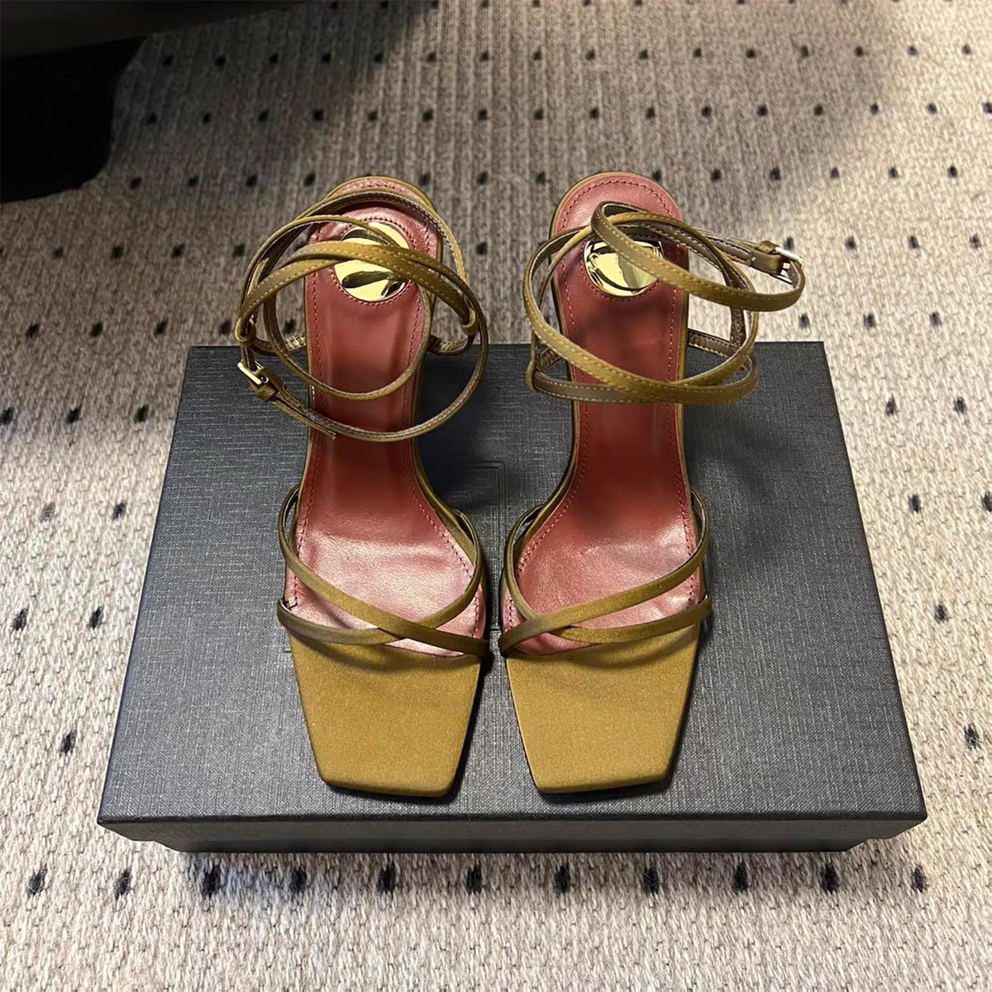 杨树林交叉绑带字母高跟鞋2025御姐风金属真丝绝美一字带露趾凉鞋