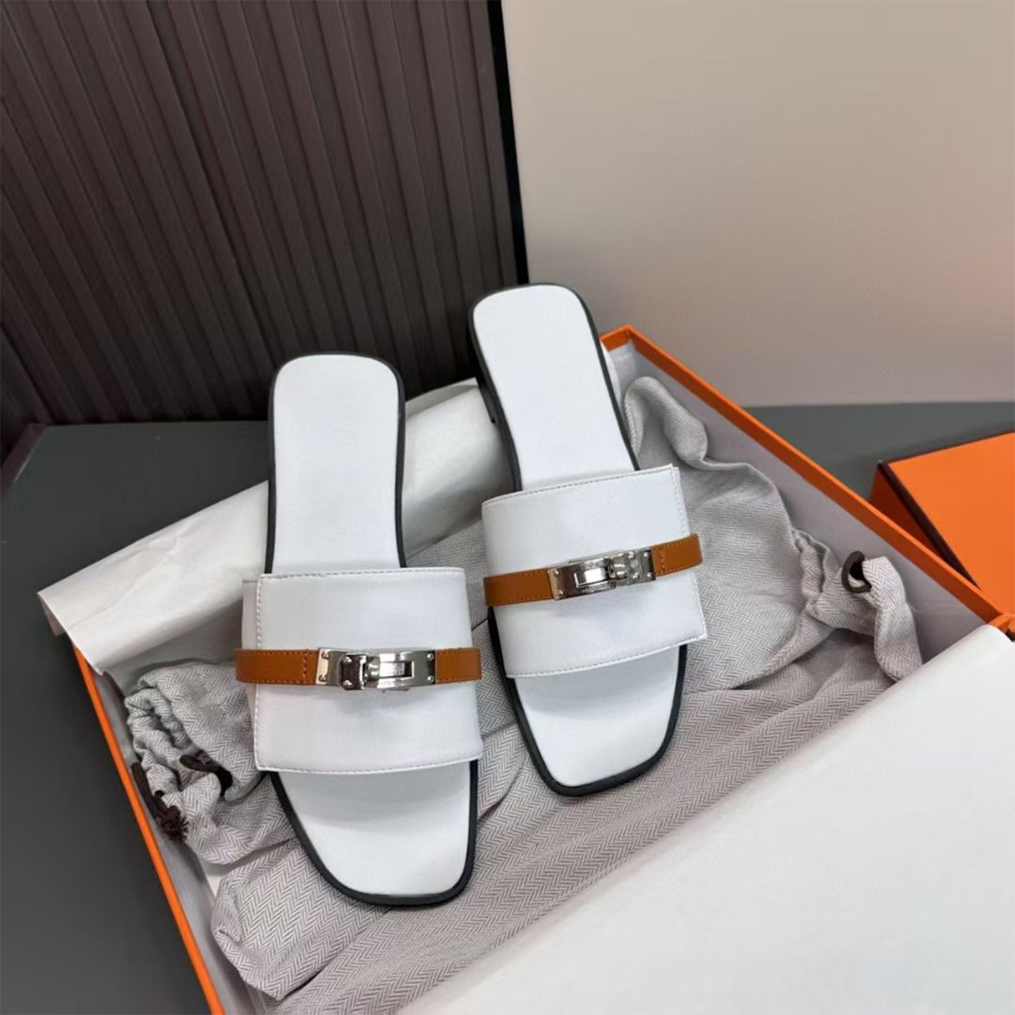 沙滩外穿锁扣凉拖鞋女2026夏新款百搭真皮一字拖方头平底露趾凉鞋