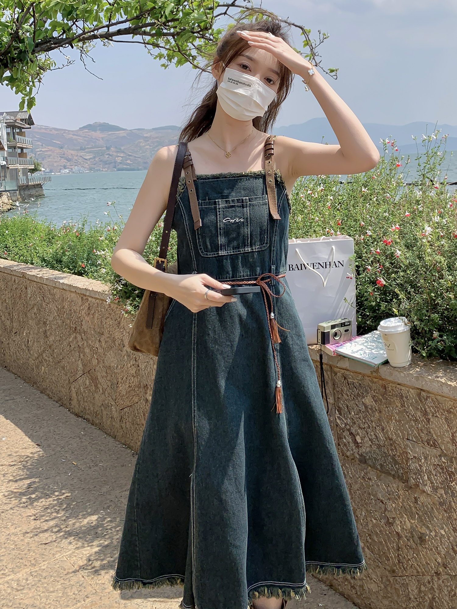 乔觅牛仔吊带裙女夏2023新款茶系穿搭法式复古收腰长款无袖连衣裙