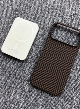 适用于iPhone17promax半包碳纤维纹手机壳高级感苹果16pro肤感个性15pm时尚14/13磁吸充电轻薄12情侣外壳