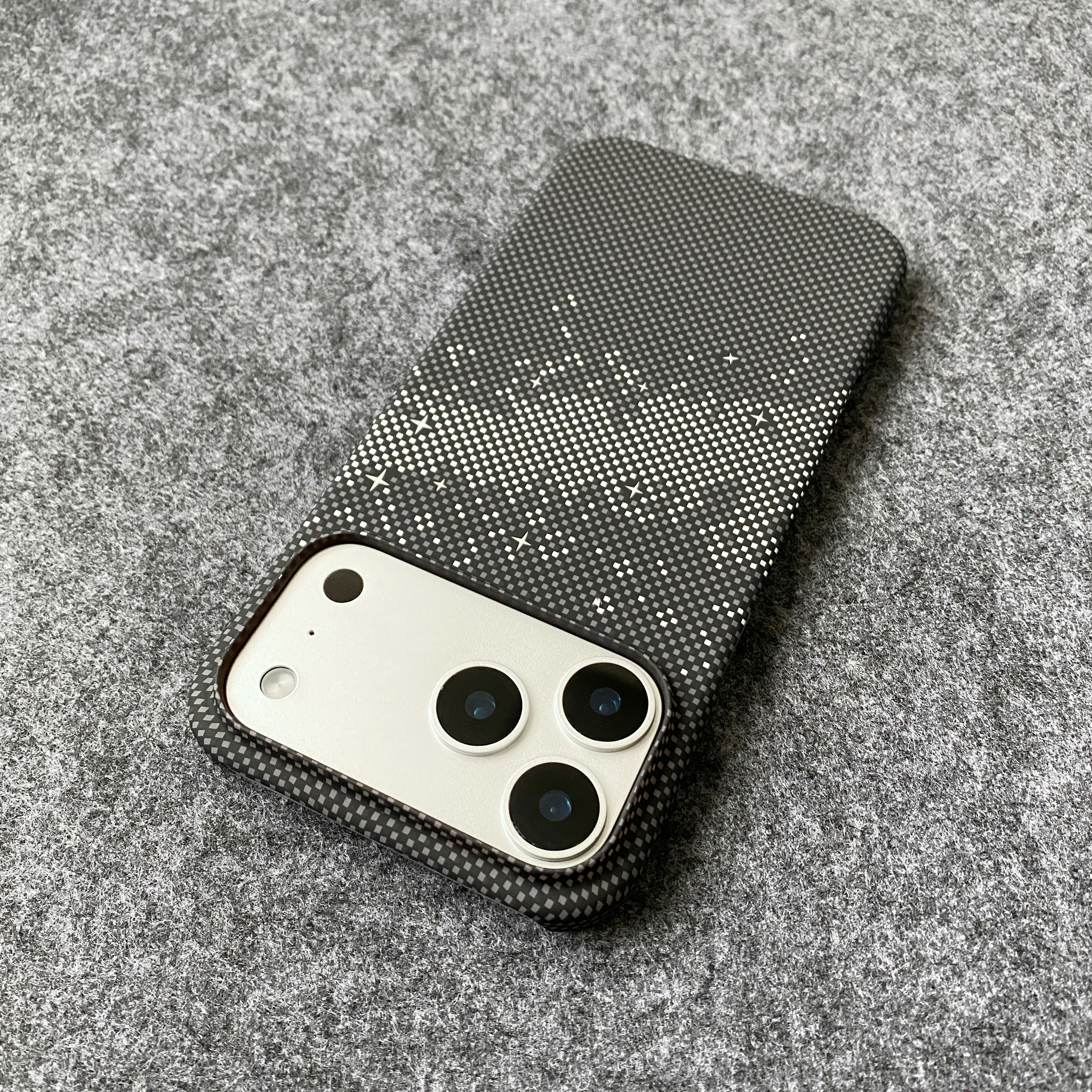 新款半包碳纤维纹适用于iPhone17promax手机壳苹果16promax高级颗粒感15/14pro肤感磨砂13/12情侣时尚个性11