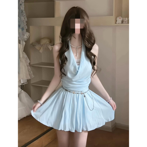 巨好看的女初夏季2026新款挂脖蓝色连衣裙海边度假风绝美收腰短裙