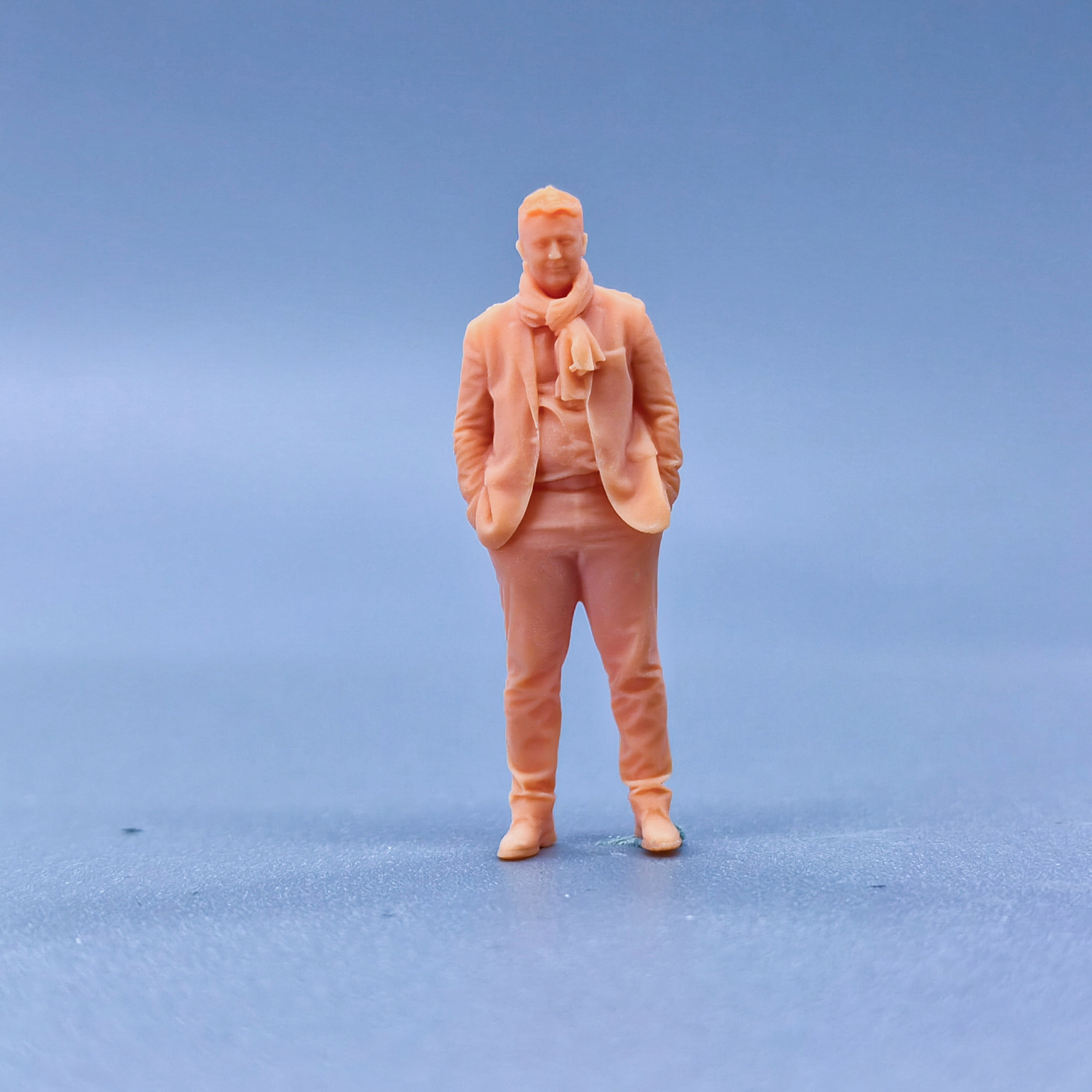 【嗯哼模型】现货1:64人偶1:43微缩白模双手插兜带围巾男子 L308