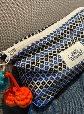 美摘忆之蓝樱桃挂饰化妆包复古手工毛线编织几何便携大容量手拿包