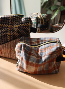 美摘格纹毛呢化妆包多功能便携大号收纳袋小清新手提立体吐司包女