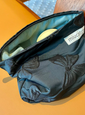 美摘纯黑高贵暗纹蝴蝶结公主帆布化妆包精致旅行便携拉链收纳袋女