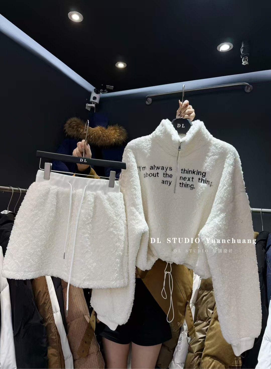 2025冬季新款韩版显瘦百搭刺绣字母羊羔毛卫衣女短裙两件套9703