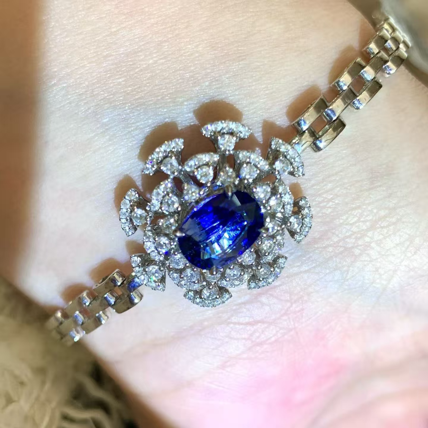 18K金钻石镶嵌 斯里兰卡天然蓝宝石手链 主石2.1克拉 干净玻璃体