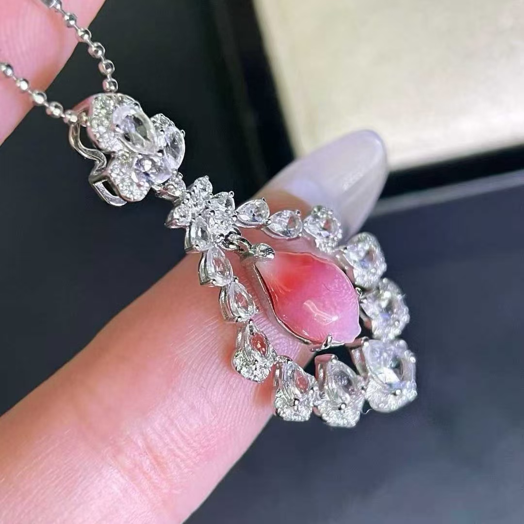 18K金钻石镶嵌 天然海螺珠吊坠 主石1.515克拉 端庄优雅气质