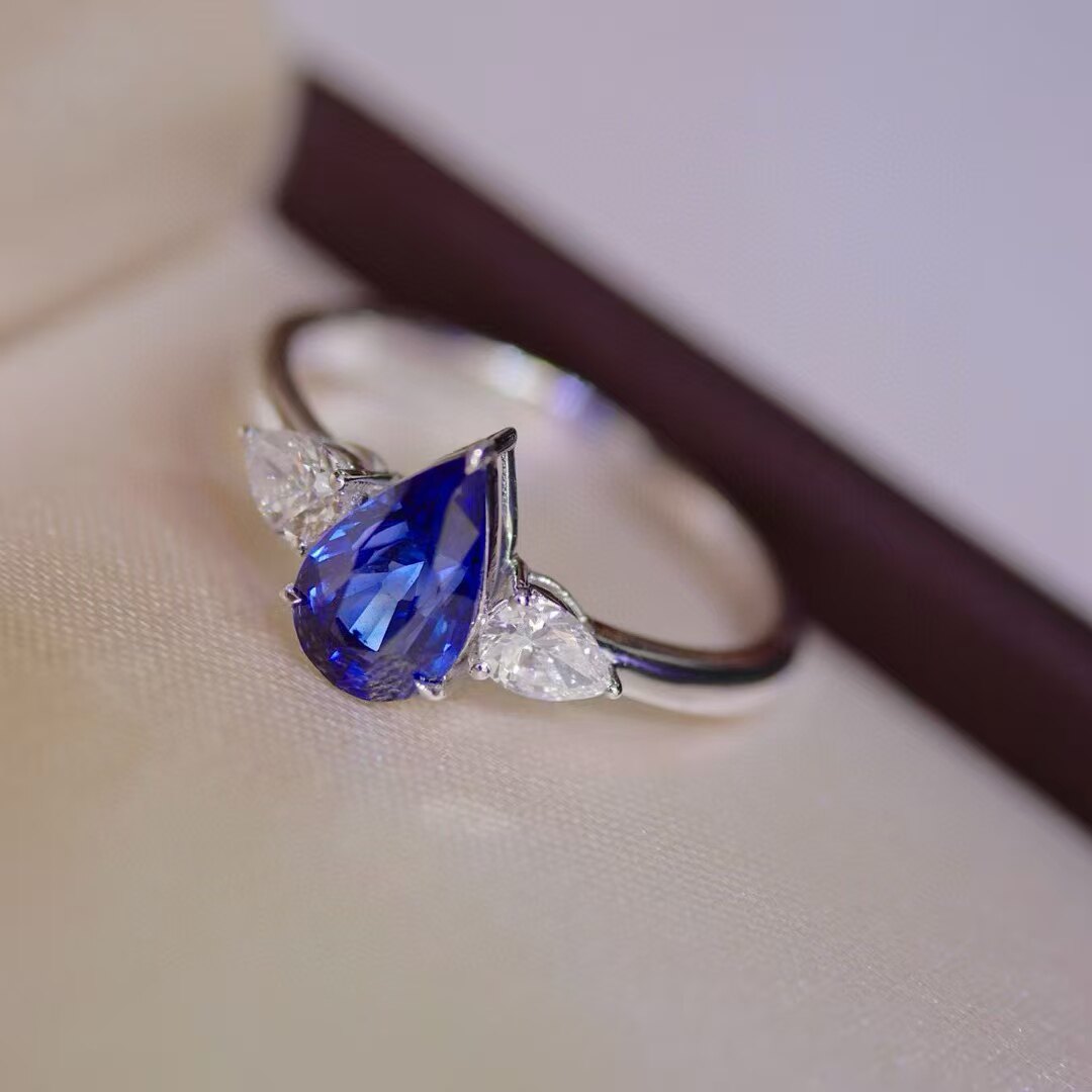 18K金钻石镶嵌 天然水滴皇家蓝宝石戒指 主石1.17克拉 简单贵气