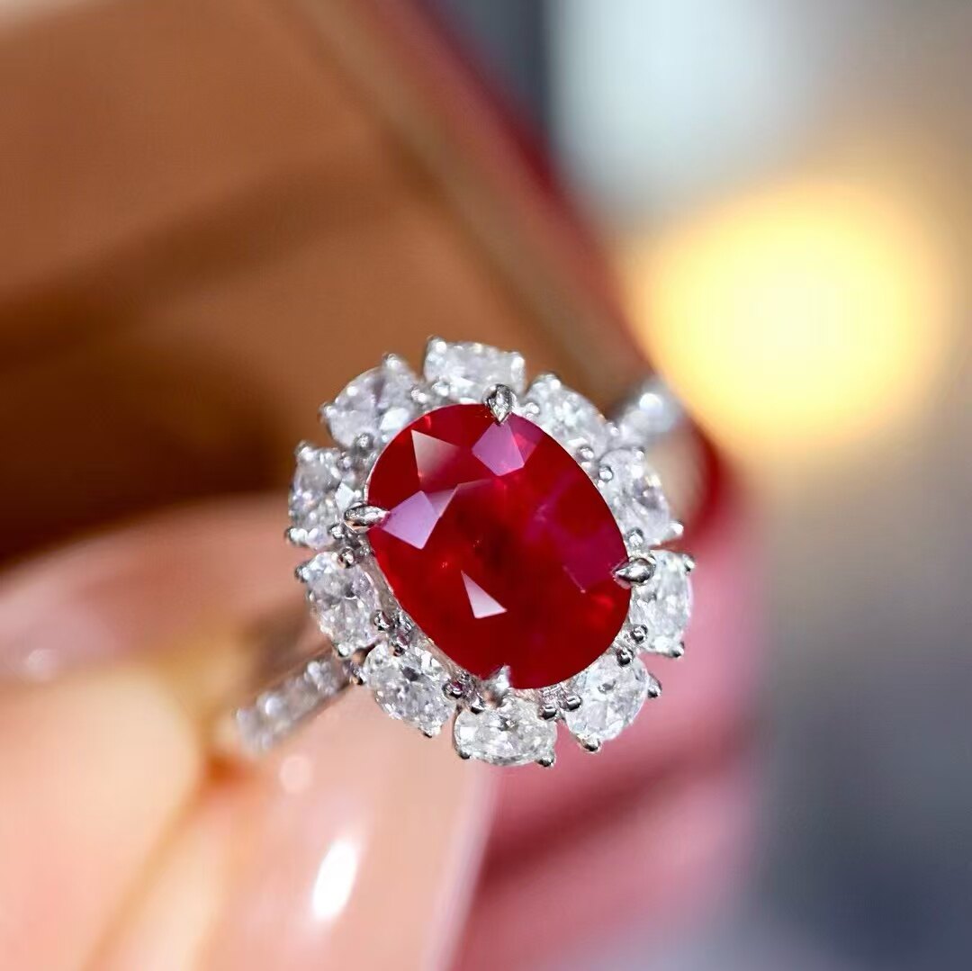 18K金钻石镶嵌天然缅甸红宝石戒指 主石2.1克拉 颜色鲜艳浓郁