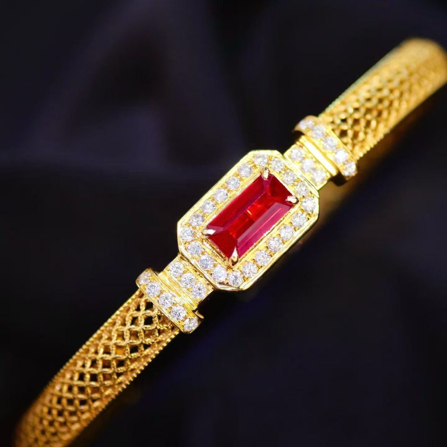 18K金钻石镶嵌 无烧鸽血红宝石手镯 主石1.14克拉 晶体干净质感好,珠宝/钻石/翡翠,手饰,淘宝优惠券,粉丝福利购,淘宝优惠卷